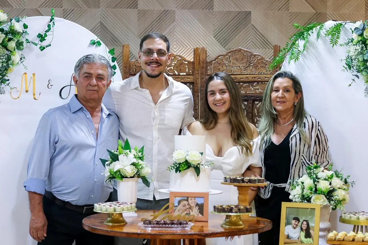Maria e Arthur com um dos casais de pais